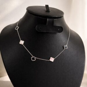 Cadena “trebol” negro y plata.
