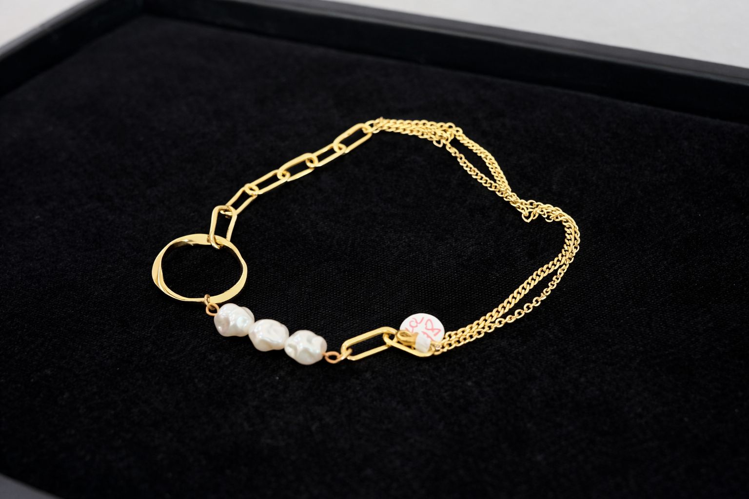 Brazalete "Luz de Perlas" (Asimétrico y Geométrico)